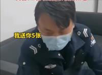 男孩抽不中奥特曼卡片大哭，JC叔叔慷慨解囊，网友替其儿子鸣不平