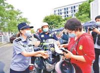 考场外那些坚毅暖心的“藏青”警色_深圳商报数字报