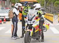 考场外那些坚毅暖心的“藏青”警色_深圳商报数字报