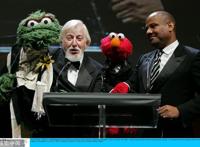 文娱早报｜迪士尼年票房破100亿美元第77届美国电影电视金球奖提名名单揭晓