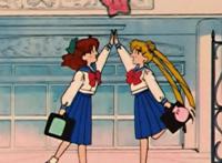 五个经典击掌场景：鸣人自创影分身击掌法，月野兔元气满满引模仿