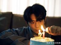 丁真加入“天天向上”惹争议，普通话过关了？他用西装照回复质疑