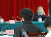 丁真加入“天天向上”惹争议，普通话过关了？他用西装照回复质疑