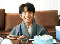 丁真加入“天天向上”惹争议，普通话过关了？他用西装照回复质疑