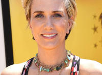 《神偷奶爸3》首映克里斯汀韦格大走波西米亚风“菲董”与妻子秀恩爱