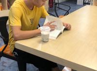 JK制服、动漫和富士康：想出走三和的“女装大神”