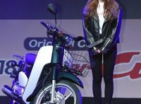 韩国I.O.I金请夏帅气皮衣出席活动，化身骑摩托车的酷帅少女