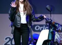 韩国I.O.I金请夏帅气皮衣出席活动，化身骑摩托车的酷帅少女