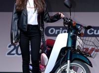 韩国I.O.I金请夏帅气皮衣出席活动，化身骑摩托车的酷帅少女