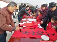写春联拍全家福，枣庄市总工会送福进万家