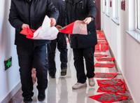 志愿者走进乡村送福，写春联拍全家福