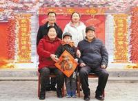 写“福”字送春联拍全家福把年味送到基层