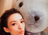 章子怡晒全家福，小苹果亭亭玉立醒醒古灵精怪，汪峰太有福气了