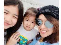 章子怡晒全家福，小苹果亭亭玉立醒醒古灵精怪，汪峰太有福气了