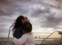 章子怡晒全家福，小苹果亭亭玉立醒醒古灵精怪，汪峰太有福气了