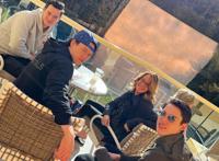 中国归化名将晒全家福：母亲是白人，兄弟俩继承华裔父亲容貌