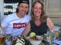 中国归化名将晒全家福：母亲是白人，兄弟俩继承华裔父亲容貌