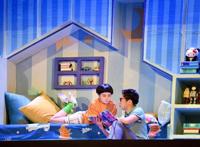 “大头儿子”走上舞台穿越“平行世界”实现两代人平等对话