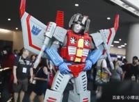 同样是玩二次元COS，欧美靠道具，国内靠仿妆，而他靠的是灵魂