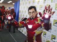 同样是玩二次元COS，欧美靠道具，国内靠仿妆，而他靠的是灵魂