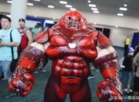 同样是玩二次元COS，欧美靠道具，国内靠仿妆，而他靠的是灵魂