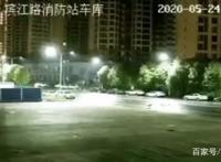 流浪狗妈妈带着宝宝去消防队，离开时忍痛“离开”三只小奶狗！