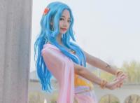 海贼王薇薇cos，蓝发碧眼天姿绝色，快来一睹容颜