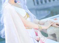 海贼王cos薇薇公主，与动漫一样的身材，一双大眼睛很神奇！