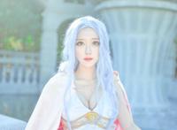 海贼王cos薇薇公主，与动漫一样的身材，一双大眼睛很神奇！