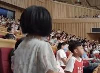 乐团指挥回应演奏《孤勇者》引发小朋友大合唱：被感染到了乐手情绪也被调动起来