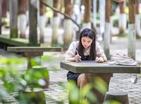 这名重庆大学女生从法学“跨界”成为插画师，只为心中梦想！