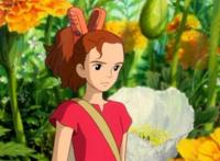 借东西的小人中，少女阿莉埃蒂活泼好动，父母却很小心