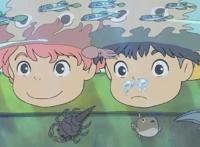 谁能不爱波妞呢？这个秋天，波妞踩着海浪、满心欢喜向我们扑来