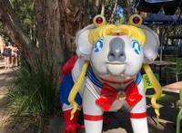 动漫雕像“毁童年”，躲过了阴间皮卡丘，看到哆啦A梦，太辣眼！