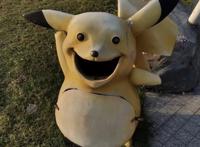 动漫雕像“毁童年”，躲过了阴间皮卡丘，看到哆啦A梦，太辣眼！