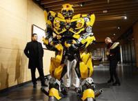 沈阳80后小伙穿“机器人”表演500个零件全是自己做的