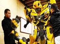 沈阳80后自制500个零件组装“大黄蜂机甲”穿着表演活动自如！