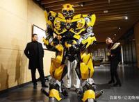 沈阳80后自制500个零件组装“大黄蜂机甲”穿着表演活动自如！