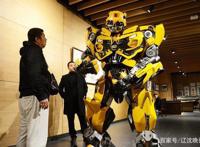 沈阳80后自制500个零件组装“大黄蜂机甲”穿着表演活动自如！