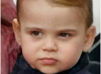 2岁路易王子化身《宝贝老板》，比哥哥更霸气，行走的表情包上线