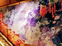 《魔道祖师》主题店官方图，墙壁边摆满周边，纸人装饰好可爱！