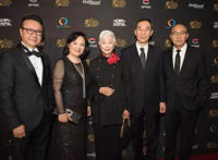 第二届“金色银幕奖”洛杉矶盛大开幕好莱坞华裔著名演员卢燕女士获得终身成就奖