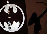 「天下奇闻」全球13城同贺蝙蝠侠80岁生日威胁用战机对付闯51区者后美军道歉