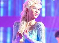 明星cos冰雪女王：乔欣清纯，热巴神还原，最后一位让人想吐！