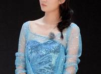 明星cos冰雪女王哪家强？关晓彤像仙女，看到热巴，是真人吧