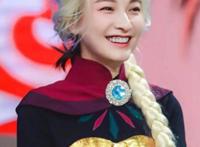 明星cos冰雪女王哪家强？关晓彤像仙女，看到热巴，是真人吧