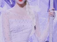 明星cos冰雪女王哪家强？关晓彤像仙女，看到热巴，是真人吧