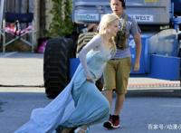 现实版冰雪女王，艾莎美貌遗传自妈妈，包子脸安娜笑起来也很甜！