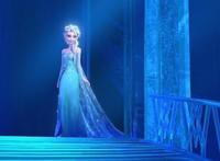 迪士尼公主艾莎的四套服装造型，每件都有披风，绿色轻纱最罕见