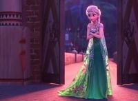 迪士尼公主艾莎的四套服装造型，每件都有披风，绿色轻纱最罕见